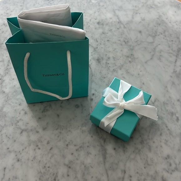 Tiffany & Co., Sterling silver T Smile Pendant, NWT - Picture 2 of 7